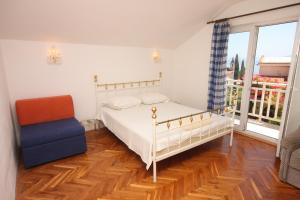 Postel nebo postele na pokoji v ubytování Apartments by the sea Brist, Makarska - 6813