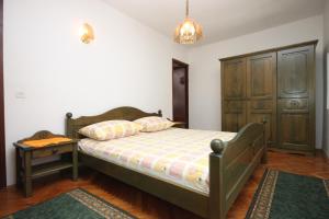 Postel nebo postele na pokoji v ubytování Apartments by the sea Brist, Makarska - 6813
