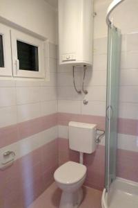 uma casa de banho com um WC e um chuveiro em Apartments by the sea Brist, Makarska - 6813 em Brist