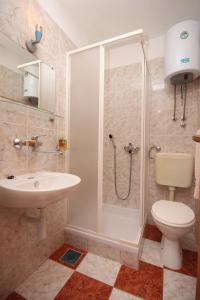 Bathroom sa Apartments with a parking space Starigrad, Paklenica - 6618