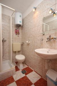 Bathroom sa Apartments with a parking space Starigrad, Paklenica - 6618