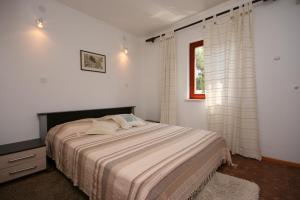 Postel nebo postele na pokoji v ubytování Apartments by the sea Mandre, Pag - 6474