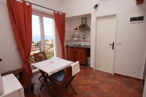 a kitchen and dining room with a table and chairs at Apartments by the sea Gradac, Makarska - 6661 in Gradac