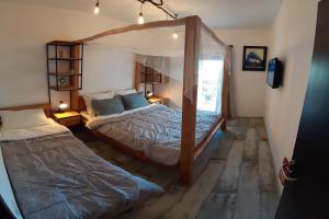 Двухъярусная кровать или двухъярусные кровати в номере Apartments by the sea Podaca, Makarska - 6677