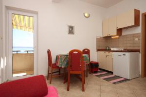 Kuchyňa alebo kuchynka v ubytovaní Apartments by the sea Podgora, Makarska - 6725 + 36 fotografií