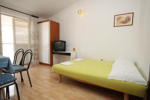 Televízia a/alebo spoločenská miestnosť v ubytovaní Apartments with a parking space Makarska - 6691