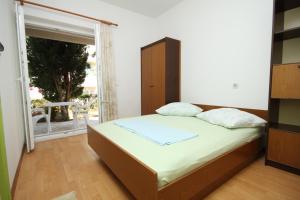 Posteľ alebo postele v izbe v ubytovaní Apartments with a parking space Makarska - 6691