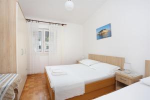 Postel nebo postele na pokoji v ubytování Apartments by the sea Igrane, Makarska - 6653