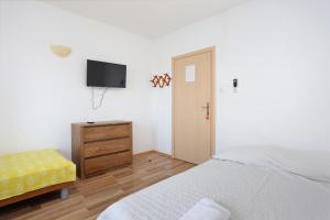 Postel nebo postele na pokoji v ubytování Apartments by the sea Igrane, Makarska - 6653