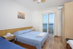 Postel nebo postele na pokoji v ubytování Apartments by the sea Igrane, Makarska - 6653