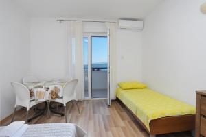 Postel nebo postele na pokoji v ubytování Apartments by the sea Igrane, Makarska - 6653
