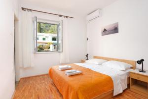Postel nebo postele na pokoji v ubytování Apartments by the sea Igrane, Makarska - 6653