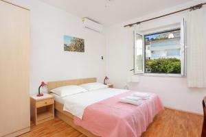 Postel nebo postele na pokoji v ubytování Apartments by the sea Igrane, Makarska - 6653