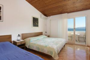 Postel nebo postele na pokoji v ubytování Apartments by the sea Igrane, Makarska - 6653