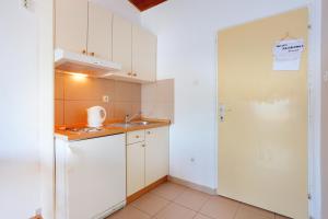 Kuchyň nebo kuchyňský kout v ubytování Apartments by the sea Igrane, Makarska - 6653