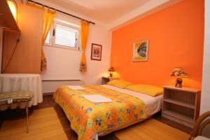Posteľ alebo postele v izbe v ubytovaní Apartments with parking spaces Makarska - 6636