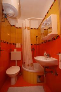 La salle de bains est pourvue de toilettes et d'un lavabo. dans l'établissement Apartments with a parking space Makarska - 6636, à Makarska