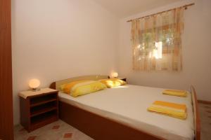 Ένα ή περισσότερα κρεβάτια σε δωμάτιο στο Apartments by the sea Mandre, Pag - 6518