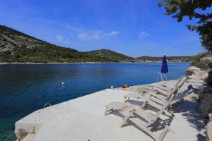 Fotografia z galérie ubytovania Apartments by the sea Vinisce, Trogir - 8659 v destinácii Vinišće