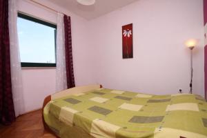 Postel nebo postele na pokoji v ubytování Apartments by the sea Povljana, Pag - 6502