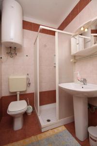 e bagno con doccia, servizi igienici e lavandino. di Apartments by the sea Povljana, Pag - 6502 a Povljana (Pogliana)