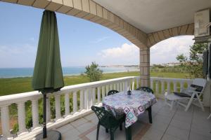 um alpendre com uma mesa e cadeiras e o oceano em Apartments by the sea Povljana, Pag - 6502 em Povljana