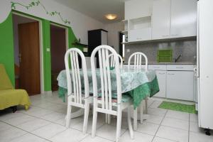 Kuchyň nebo kuchyňský kout v ubytování Apartments by the sea Povljana, Pag - 6502