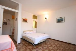 pokój hotelowy z dwoma łóżkami i oknem w obiekcie Apartments by the sea Mandre, Pag - 6515 w mieście Kolan