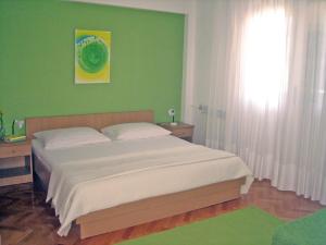 Posteľ alebo postele v izbe v ubytovaní Apartments by the sea Podgora, Makarska - 6664