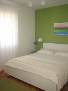 Posteľ alebo postele v izbe v ubytovaní Apartments by the sea Podgora, Makarska - 6664