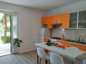 Kuchyňa alebo kuchynka v ubytovaní Apartments by the sea Podgora, Makarska - 6664