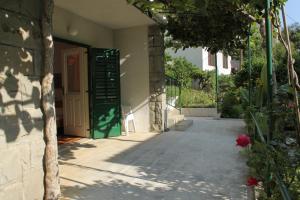 Vonkajšia záhrada v ubytovaní Apartments by the sea Podgora, Makarska - 6664