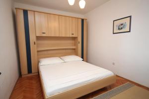 Posteľ alebo postele v izbe v ubytovaní Apartments by the sea Podgora, Makarska - 6664