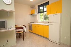 Kuchyňa alebo kuchynka v ubytovaní Apartments by the sea Podgora, Makarska - 6664