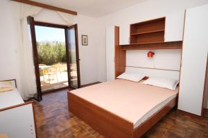 Posteľ alebo postele v izbe v ubytovaní Apartments by the sea Pag - 6526