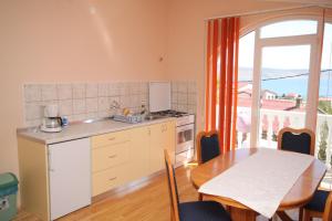 Dapur atau dapur kecil di Apartments with a parking space Starigrad, Paklenica - 6563 +29 gambar