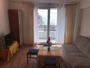 uma sala de estar com um sofá e uma mesa em Apartments with a parking space Makarska - 6791 em Makarska