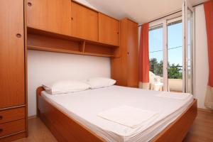 Posteľ alebo postele v izbe v ubytovaní Apartments with parking spaces Makarska - 6791