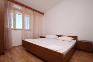 Posteľ alebo postele v izbe v ubytovaní Apartments with parking spaces Makarska - 6791