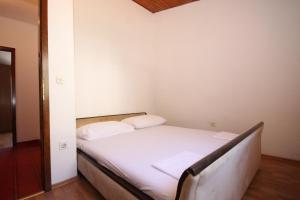 Posteľ alebo postele v izbe v ubytovaní Apartments with parking spaces Makarska - 6791