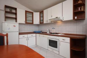 Kuchyňa alebo kuchynka v ubytovaní Apartments with parking spaces Makarska - 6791
