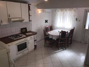 Kuchyňa alebo kuchynka v ubytovaní Apartments with parking spaces Makarska - 6791