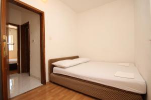 Posteľ alebo postele v izbe v ubytovaní Apartments with parking spaces Makarska - 6791