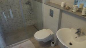Kúpeľňa v ubytovaní Apartments with parking spaces Makarska - 6791