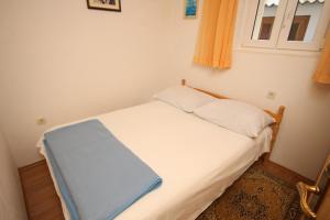 Postel nebo postele na pokoji v ubytování Apartments with a parking space Baska Voda, Makarska - 6854