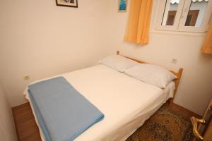 Ένα ή περισσότερα κρεβάτια σε δωμάτιο στο Apartments with parking space Baska Voda, Makarska - 6854