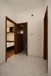 Posteľ alebo postele v izbe v ubytovaní Apartments with parking spaces Makarska - 6791