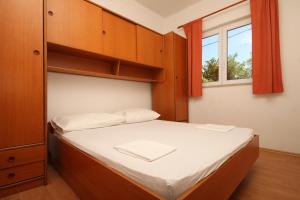 Posteľ alebo postele v izbe v ubytovaní Apartments with parking spaces Makarska - 6791