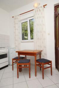 Kuchyňa alebo kuchynka v ubytovaní Apartments with parking spaces Makarska - 6791