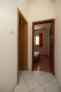 um quarto vazio com um WC e uma porta em Apartments with a parking space Makarska - 6791 em Makarska